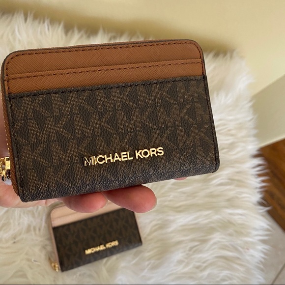 Michael Kors Handbags - Firm✨Michael Kors medium card case wallet
